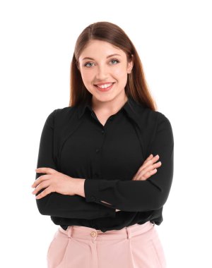 Beyaz arka planda resmi giyinmiş genç bir kadın.