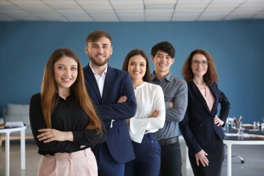Bir grup iş adamı ofiste.