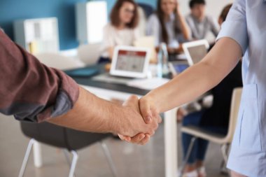 Ofiste iş toplantısı sırasında el insanlar