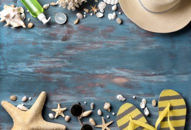 Renk ahşap arka plan üzerinde plaj aksesuarları