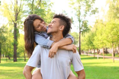 Park bahar gününde mutlu Afrikalı-Amerikalı çift