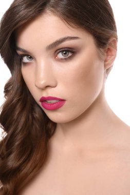 Beyaz arka plan üzerinde profesyonel makyaj ile genç kadın portresi