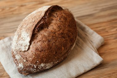 Ahşap masa üzerinde taze lezzetli ekmek