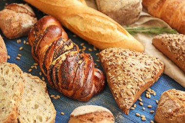 Ahşap masa üzerinde farklı ekmek yapım ürünleri