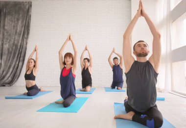 Grup pratik kapalı yoga sportif insan