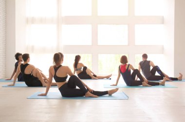 Grup pratik kapalı yoga sportif insan