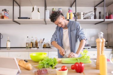 Afrikalı-Amerikalı genç adam mutfakta yemek