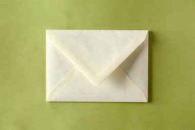 Renk arka plan üzerinde posta zarf