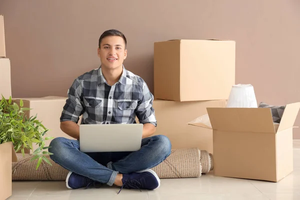 Young Man Laptop Sitting Carpet Boxes Indoors Moving New House — Stock Photo, Image