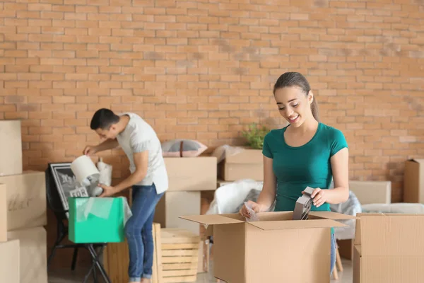 Young Couple Unpacking Boxes Indoors Moving New House — Stock Photo, Image