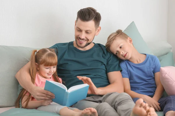 Padre Sus Hijos Leyendo Libro Juntos Casa — Foto de Stock