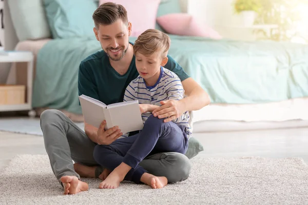 Πατέρας Και Γιος Του Ανάγνωση Του Βιβλίου Μαζί Στο Σπίτι — Φωτογραφία Αρχείου