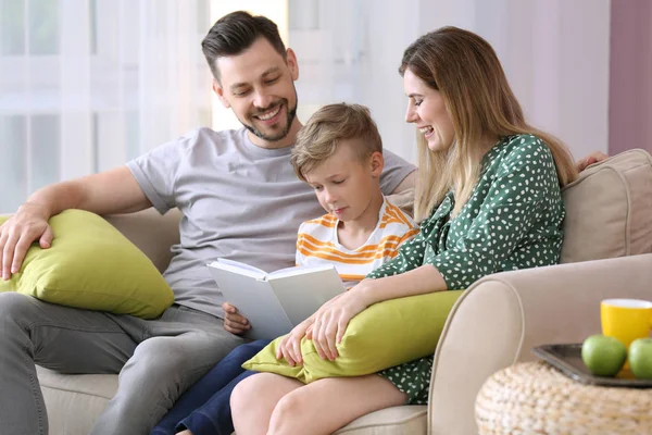 Glückliche Familie Liest Gemeinsam Buch Hause — Stockfoto