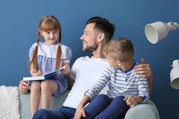 Father His Children Reading Book Together Home — Stock Photo, Image