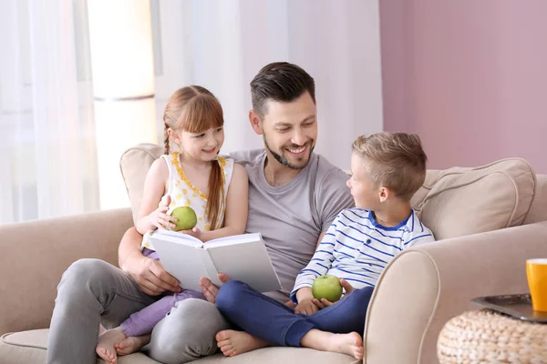 Pai Seus Filhos Lendo Livro Juntos Casa — Fotografia de Stock