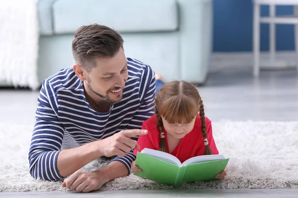 Far Och Hans Dotter Läsa Bok Tillsammans Hemma — Stockfoto