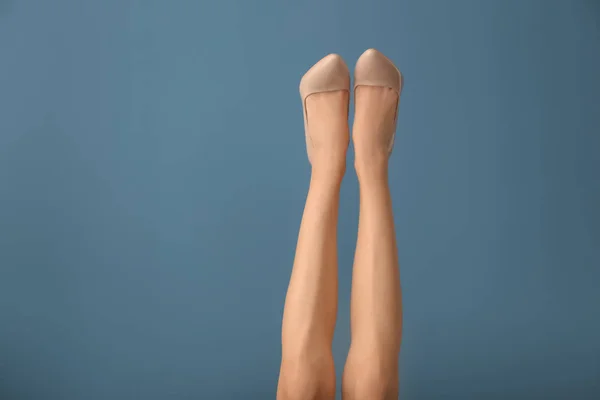 背景色の美しい若い女性の足 — ストック写真