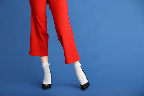 Ноги красивой молодой женщины на цветном фоне
