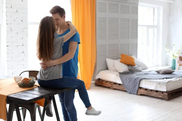 Feliz Joven Pareja Enamorada Casa — Foto de Stock