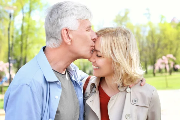 Pareja Madura Parque Día Primavera — Foto de Stock