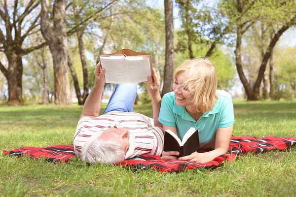Starsza Para Czytanie Książek Parku Dzień Wiosny — Zdjęcie stockowe