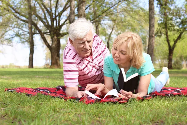 Pareja Madura Leyendo Libros Parque Día Primavera —  Fotos de Stock