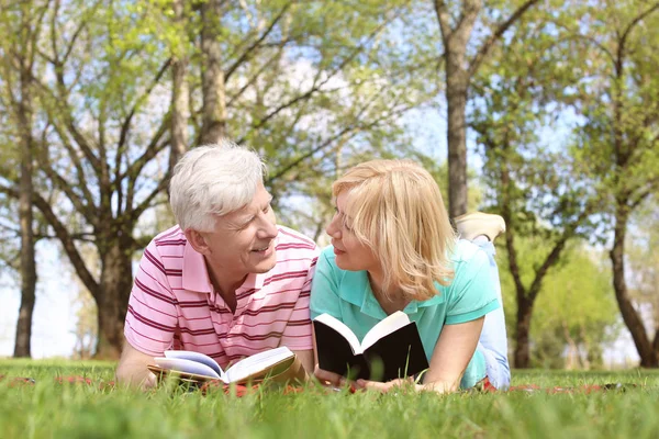 Pareja Madura Leyendo Libros Parque Día Primavera —  Fotos de Stock