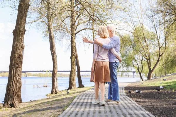 Pareja Madura Caminando Parque Día Primavera —  Fotos de Stock