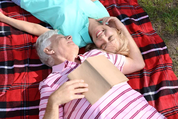 Pareja Madura Leyendo Libro Parque Día Primavera — Foto de Stock