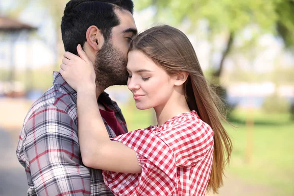 Jovem Casal Feliz Parque Dia Primavera — Fotografia de Stock