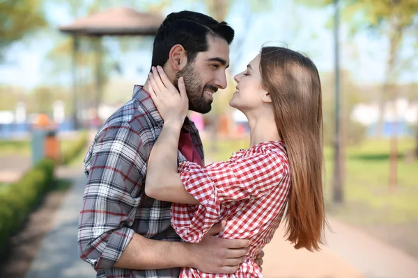 Pareja Joven Feliz Parque Día Primavera — Foto de Stock