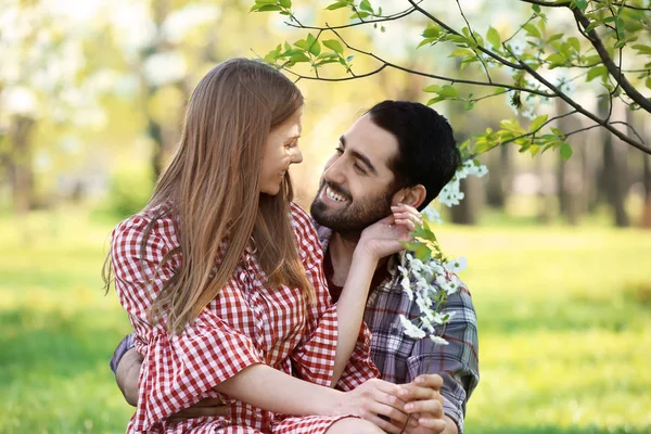 Glückliches Junges Paar Ruht Sich Einem Frühlingstag Park Aus — Stockfoto