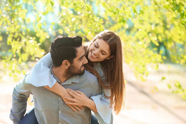 Joyeux Jeune Couple Dans Parc Jour Printemps — Photo