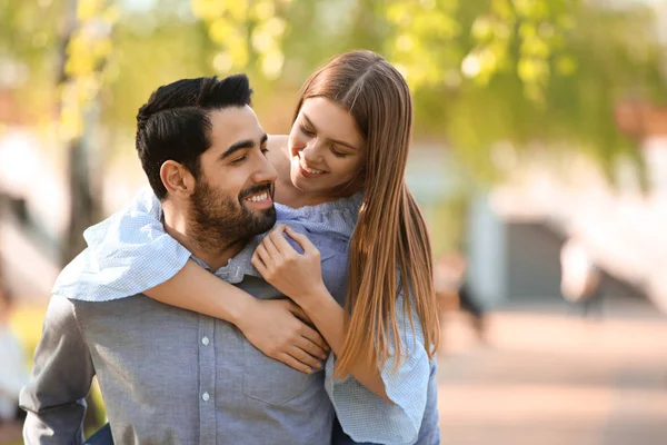 Pareja Joven Feliz Parque Día Primavera — Foto de Stock