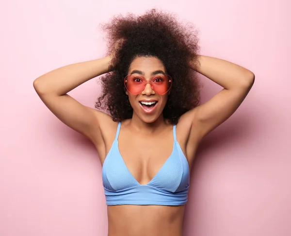 Hermosa Mujer Afroamericana Bikini Con Gafas Sol Sobre Fondo Color — Foto de Stock