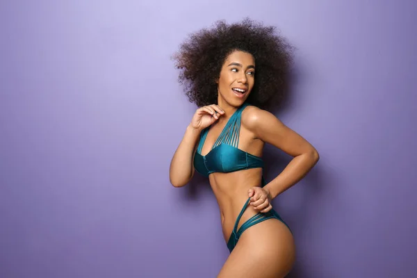 Schöne Afrikanisch Amerikanische Frau Bikini Auf Farbigem Hintergrund — Stockfoto