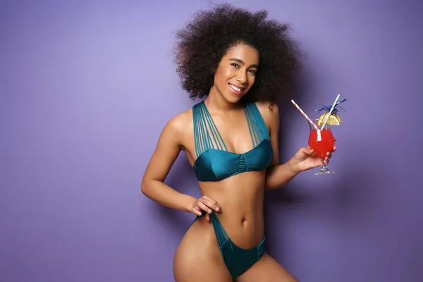 Krásná Afroameričanka Bikinách Chutný Koktejl Barvu Pozadí — Stock fotografie
