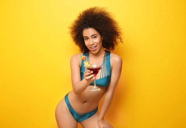 Hermosa Mujer Afroamericana Bikini Con Sabroso Cóctel Sobre Fondo Color —  Fotos de Stock