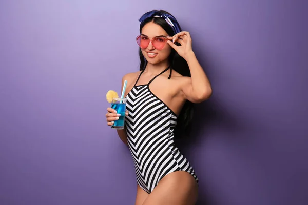 Krásná Mladá Žena Plavání Oblek Pitím Sluneční Brýle Barvu Pozadí — Stock fotografie
