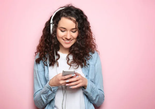 Portret Młodej Kobiety Piękne Smartfonem Słuchawki Kolor Tła — Zdjęcie stockowe
