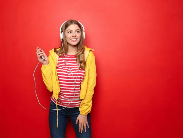 Piękna Młoda Kobieta Słuchająca Muzyki Kolorowym Tle — Zdjęcie stockowe