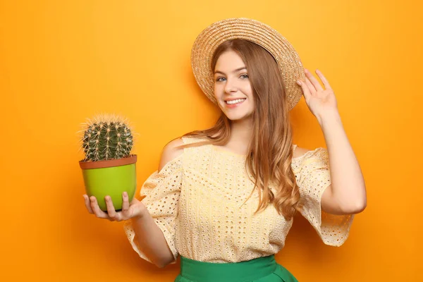 Bella Giovane Donna Con Cactus Sfondo Colore — Foto Stock