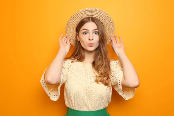 Mujer Joven Emocional Sobre Fondo Color —  Fotos de Stock