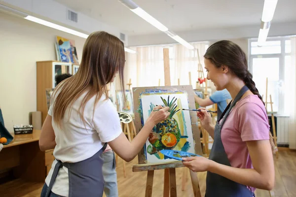 Estudiantes Arte Pintando Taller —  Fotos de Stock