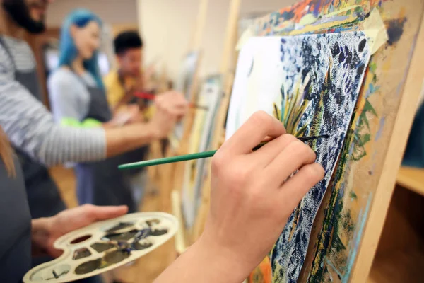 Estudiantes Arte Pintando Taller —  Fotos de Stock