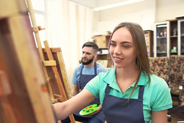 Mladý Ženský Student Umění Malba Dílně — Stock fotografie