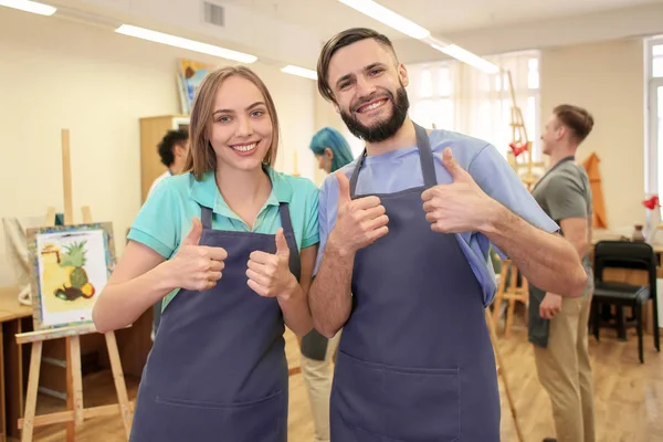 Studenter Visar Tummen Upp Gest Konstskola — Stockfoto