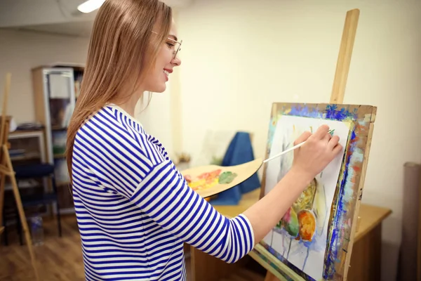 Joven Artista Pintando Bodegones Taller —  Fotos de Stock