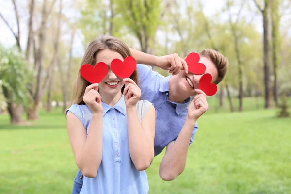 Felice Giovane Coppia Con Cuori Carta Nel Parco Giorno Primavera — Foto Stock