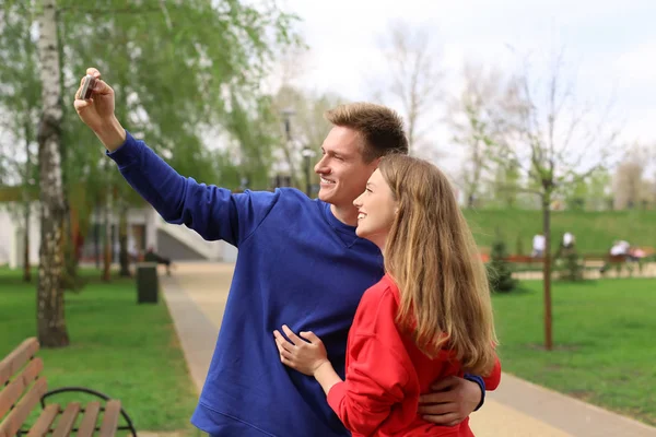 Glückliches Junges Paar Macht Selfie Park Einem Frühlingstag — Stockfoto